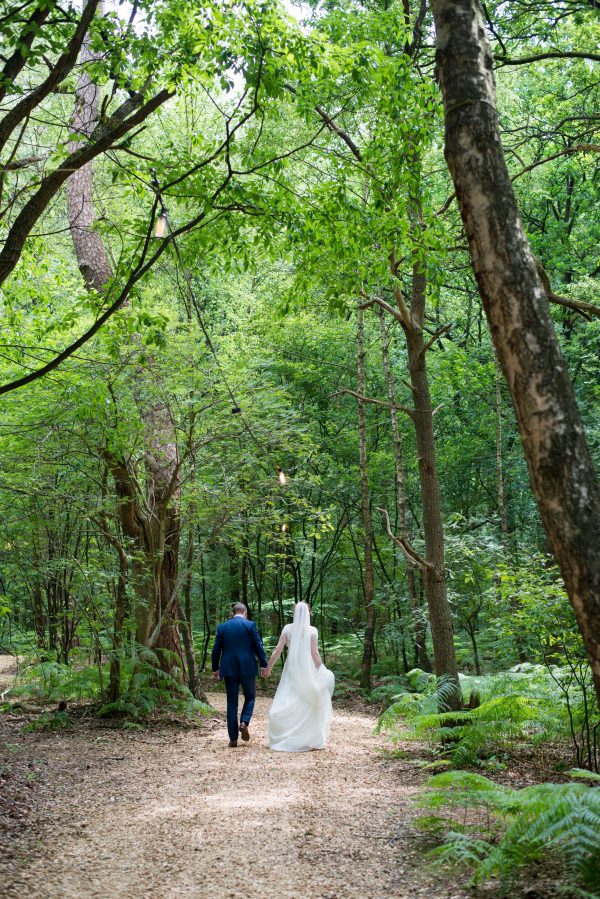 bruidspaar wandelen door bos