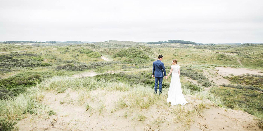 bruidspaar in de duinen