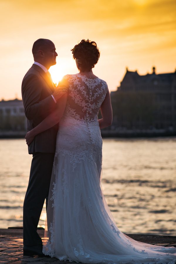 bruidspaar bij zonsondergang Rotterdam
